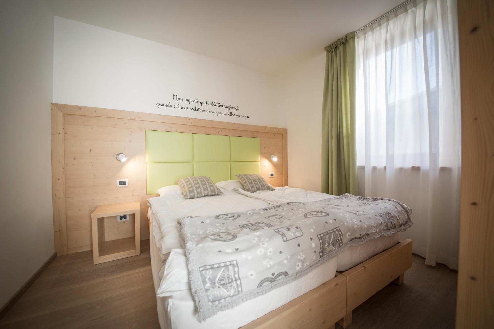 Aparthotel Dolomites Living&Relax Commezzadura Szoba fotó